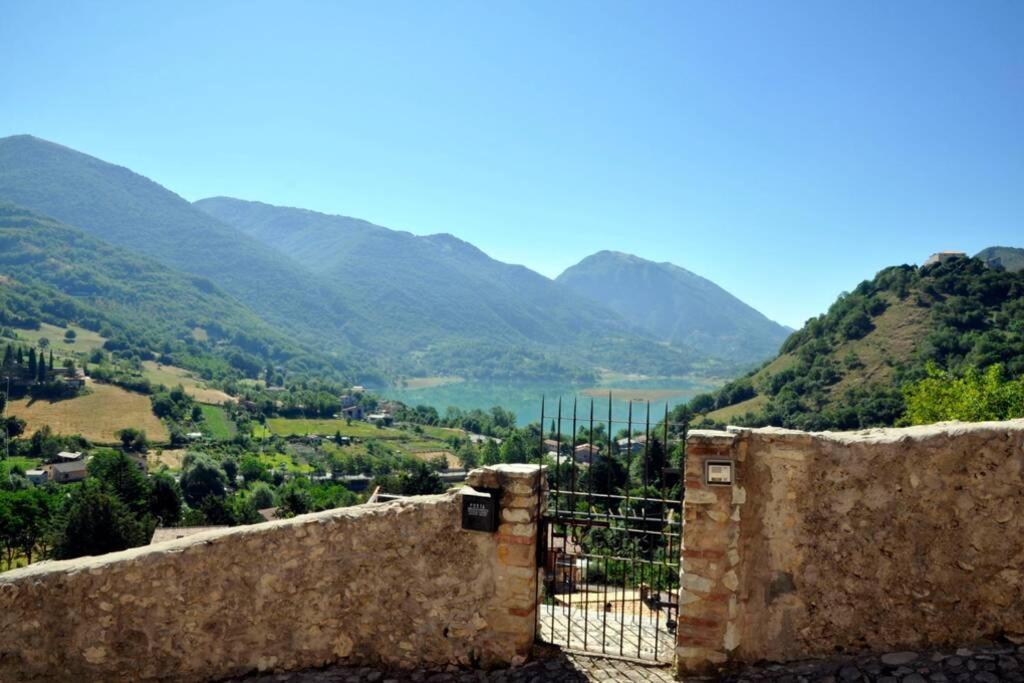 Stanza Con Terrazzo Vista Lago - Lakeholiday Castel di Tora Exterior photo